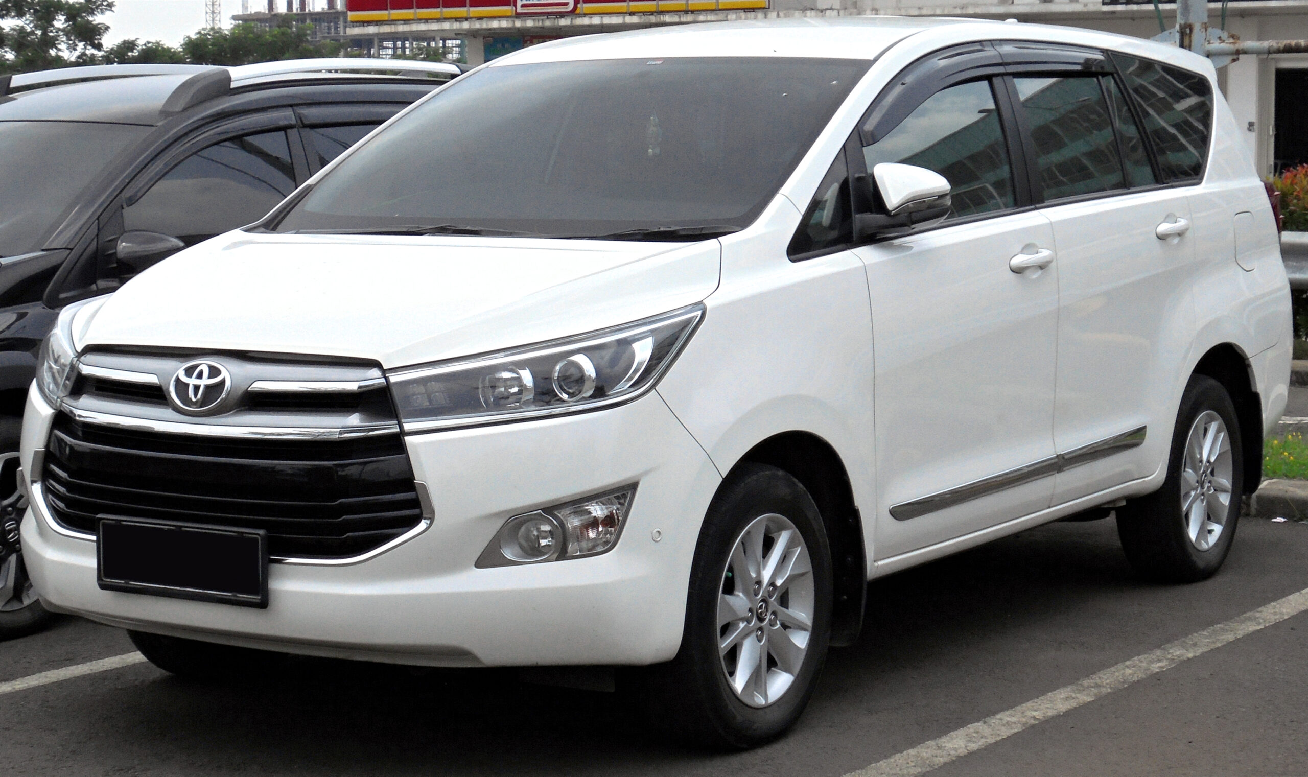 2017_Toyota_Kijang_Innova_2.4_V_wagon_(GUN142R;_01-12-2019),_South_Tangerang_(colour_corrected)
